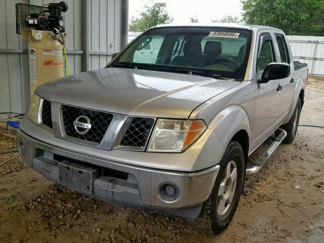 1N6AD07U06C453086 - 2006 NISSAN FRONTIER C SILVER photo 2