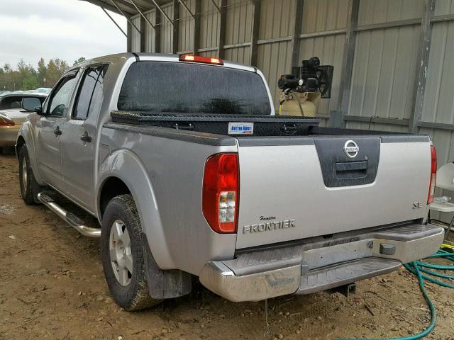 1N6AD07U06C453086 - 2006 NISSAN FRONTIER C SILVER photo 3