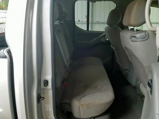 1N6AD07U06C453086 - 2006 NISSAN FRONTIER C SILVER photo 6