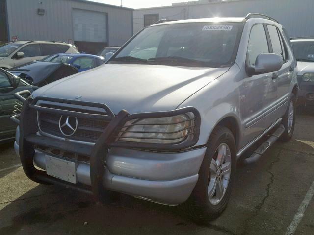 4JGAB54E4YA146923 - 2000 MERCEDES-BENZ ML 320 SILVER photo 2