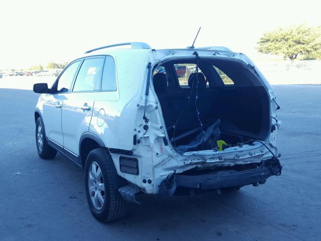 5XYKT3A19BG089170 - 2011 KIA SORENTO BA WHITE photo 3