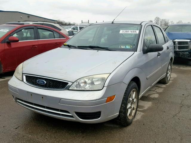 1FAFP34N97W136315 - 2007 FORD FOCUS ZX4 SILVER photo 2