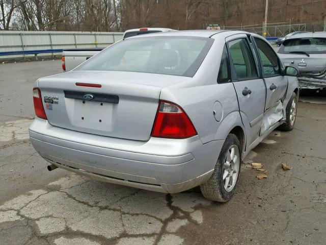 1FAFP34N97W136315 - 2007 FORD FOCUS ZX4 SILVER photo 4