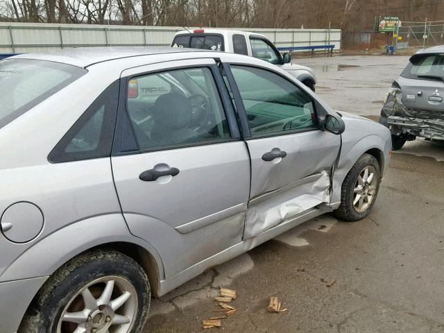 1FAFP34N97W136315 - 2007 FORD FOCUS ZX4 SILVER photo 9