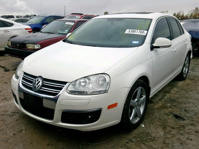 3VWRL7AJ0AM141970 - 2010 VOLKSWAGEN JETTA TDI WHITE photo 2