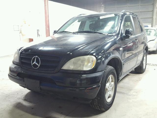 4JGAB54E7YA204510 - 2000 MERCEDES-BENZ ML 320 BLACK photo 2