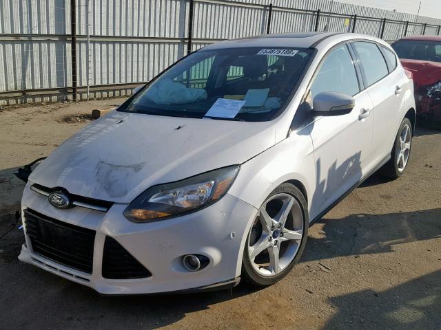 1FAHP3N25CL314522 - 2012 FORD FOCUS TITA WHITE photo 2