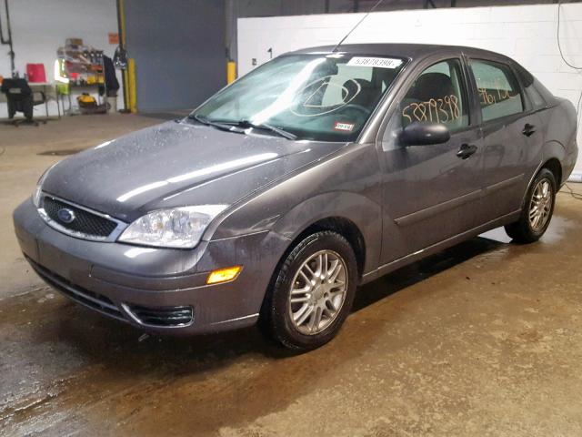 1FAFP34N77W289811 - 2007 FORD FOCUS ZX4 GRAY photo 2