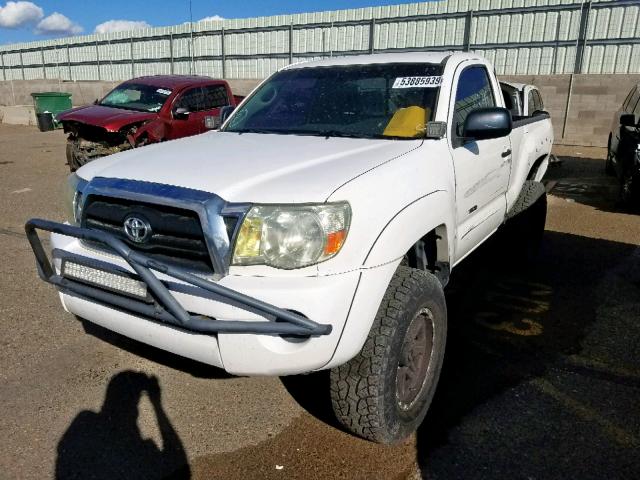 5TENX62N27Z336367 - 2007 TOYOTA TACOMA PRE WHITE photo 2