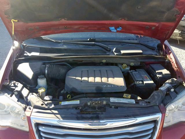 2C4RC1GG2CR134039 - 2012 CHRYSLER TOWN & COU RED photo 7