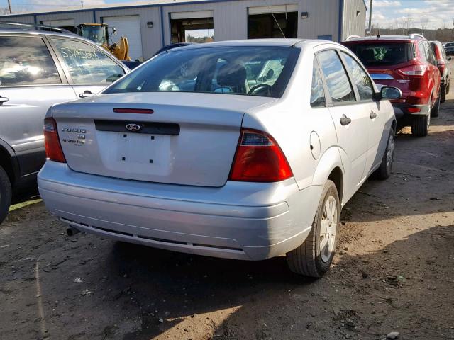 1FAFP34N07W272316 - 2007 FORD FOCUS ZX4 SILVER photo 4