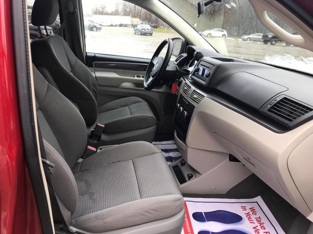 2V8HW44199R550736 - 2009 VOLKSWAGEN ROUTAN S RED photo 6