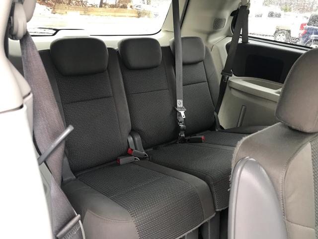 2V8HW44199R550736 - 2009 VOLKSWAGEN ROUTAN S RED photo 8