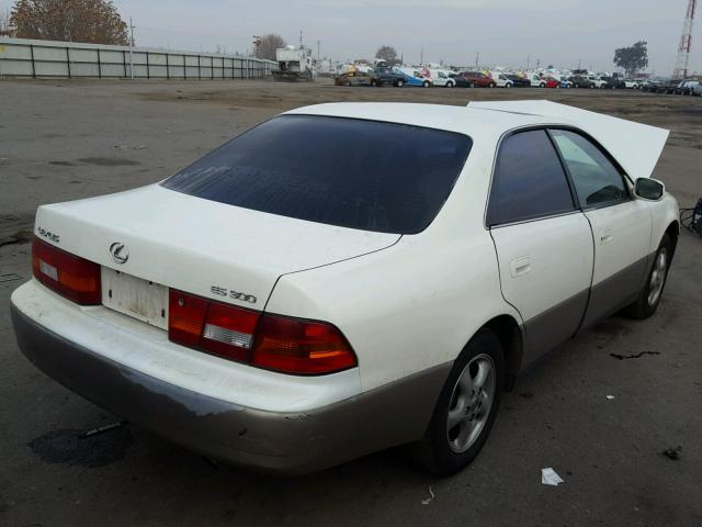 JT8BF22G0V0030022 - 1997 LEXUS ES 300 WHITE photo 4