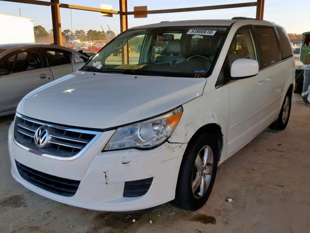 2V4RW3DG2BR621883 - 2011 VOLKSWAGEN ROUTAN SE WHITE photo 2