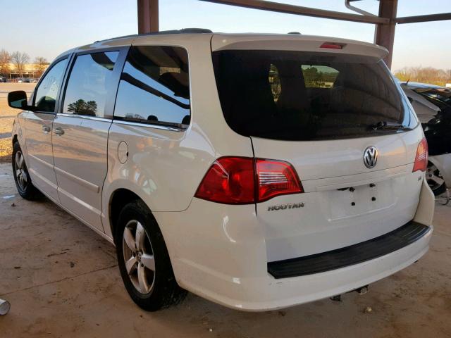 2V4RW3DG2BR621883 - 2011 VOLKSWAGEN ROUTAN SE WHITE photo 3