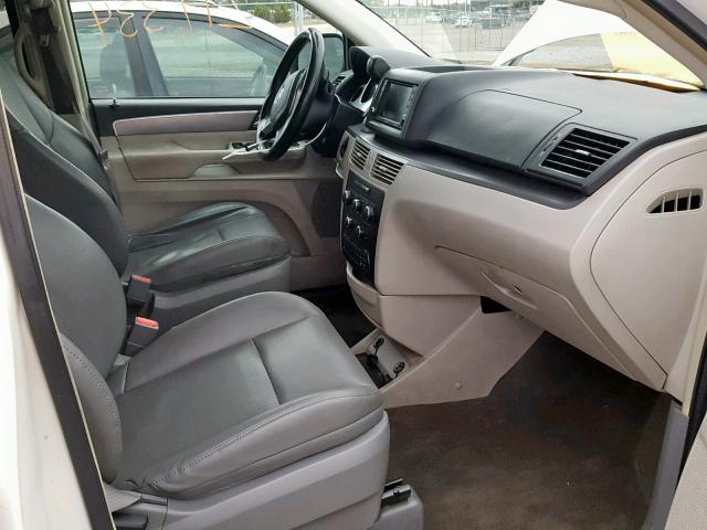 2V4RW3DG2BR621883 - 2011 VOLKSWAGEN ROUTAN SE WHITE photo 5