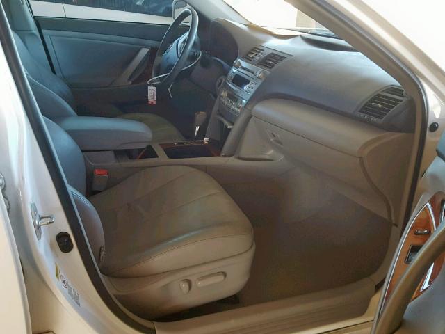 4T1BF3EK3AU538653 - 2010 TOYOTA CAMRY XLE WHITE photo 5