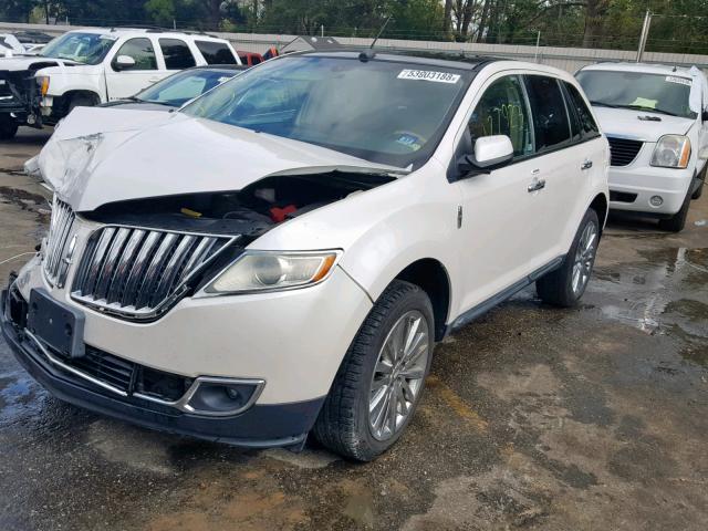 2LMDJ6JK3BBJ20295 - 2011 LINCOLN MKX WHITE photo 2