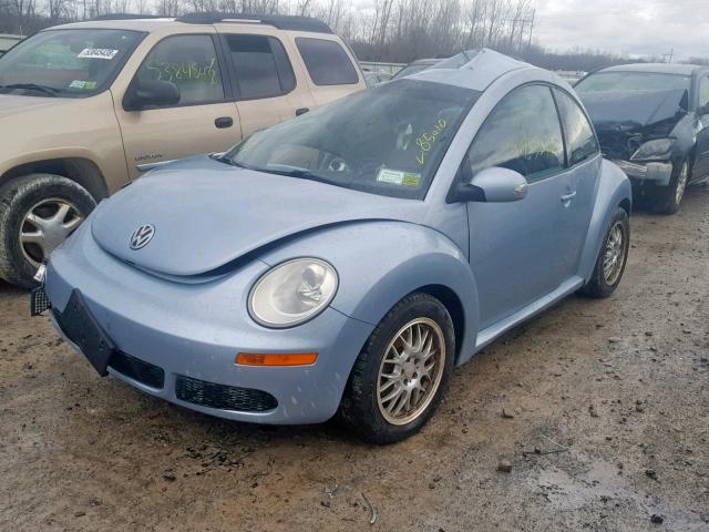 3VWPG3AG6AM000801 - 2010 VOLKSWAGEN NEW BEETLE SILVER photo 2