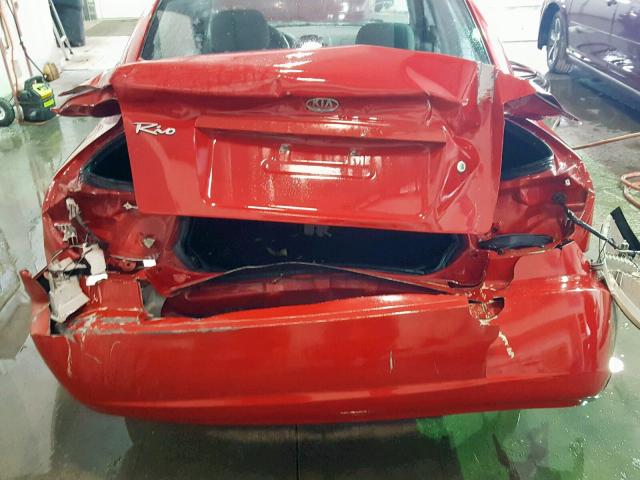 KNADC125256396800 - 2005 KIA RIO RED photo 9