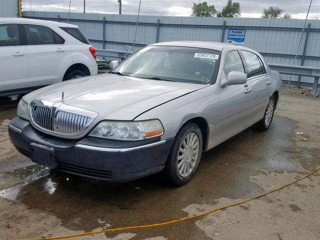 1LNHM81W93Y624986 - 2003 LINCOLN TOWN CAR E SILVER photo 2