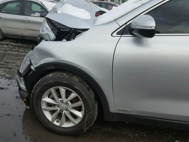 5XYPGDA30JG346667 - 2018 KIA SORENTO LX SILVER photo 9