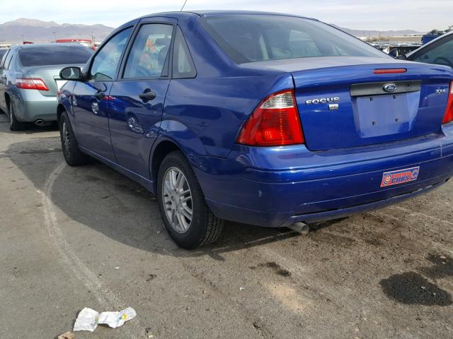 1FAHP34N26W230821 - 2006 FORD FOCUS ZX4 BLUE photo 3