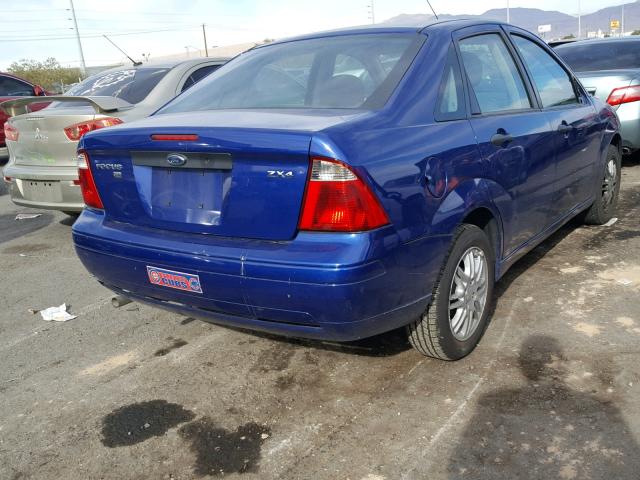 1FAHP34N26W230821 - 2006 FORD FOCUS ZX4 BLUE photo 4