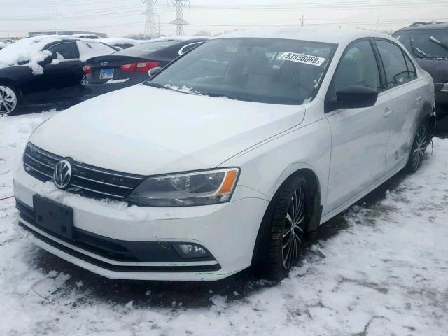 3VWD17AJ8GM220909 - 2016 VOLKSWAGEN JETTA SPOR WHITE photo 2