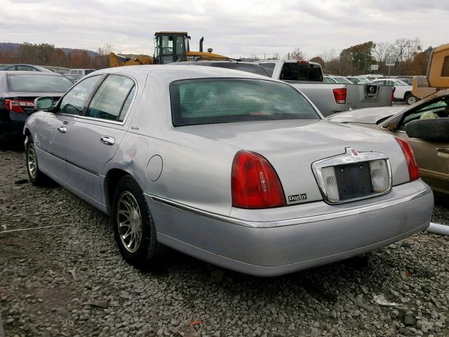 1LNHM82W6YY827677 - 2000 LINCOLN TOWN CAR S SILVER photo 3