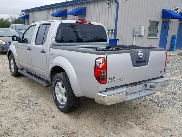 1N6AD07U85C464707 - 2005 NISSAN FRONTIER C SILVER photo 3