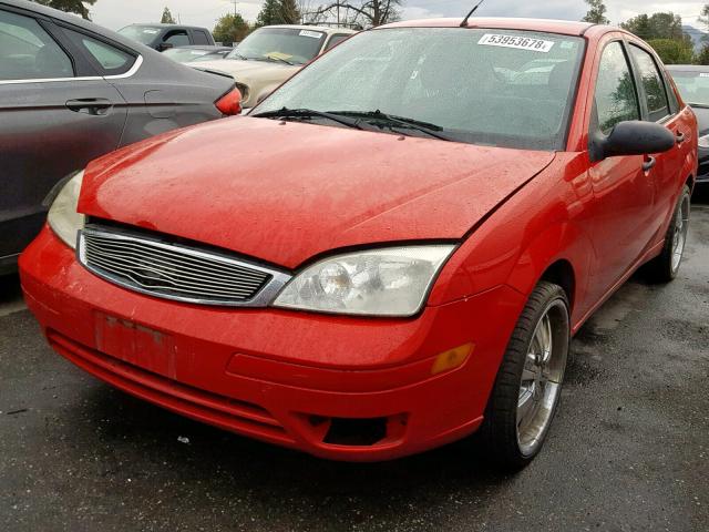 1FAHP34N16W137398 - 2006 FORD FOCUS ZX4 RED photo 2