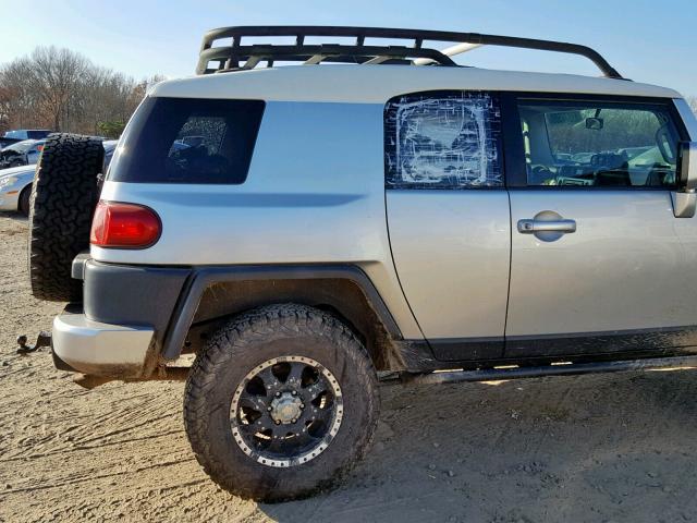 JTEBU11F470048256 - 2007 TOYOTA FJ CRUISER SILVER photo 9