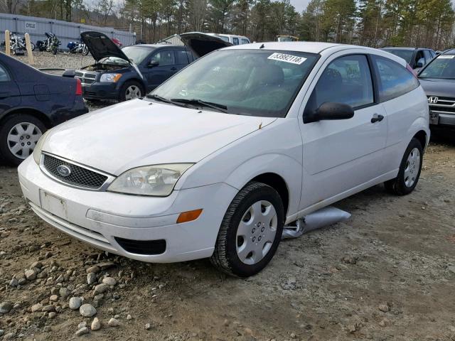 3FAFP31N05R155355 - 2005 FORD FOCUS ZX3 WHITE photo 2