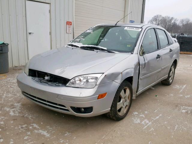 1FAFP34N37W121714 - 2007 FORD FOCUS ZX4 SILVER photo 2