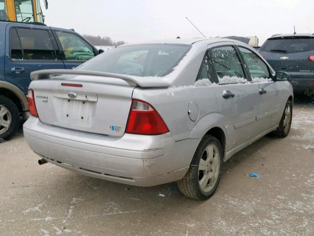 1FAFP34N37W121714 - 2007 FORD FOCUS ZX4 SILVER photo 4