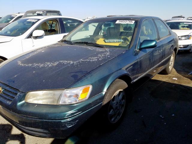 JT2BF28K9W0094244 - 1998 TOYOTA CAMRY LE GREEN photo 2