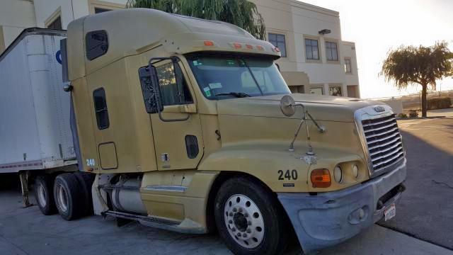 1FUJBBCV66LW05125 - 2006 FREIGHTLINER CONVENTION GOLD photo 1