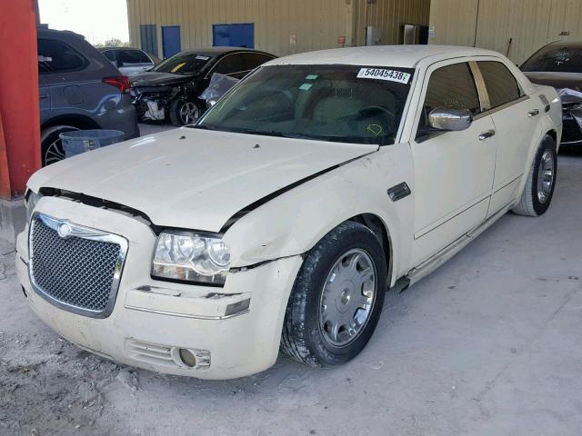 2C3JA53G75H572407 - 2005 CHRYSLER 300 TOURIN WHITE photo 2