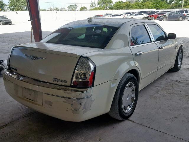 2C3JA53G75H572407 - 2005 CHRYSLER 300 TOURIN WHITE photo 4