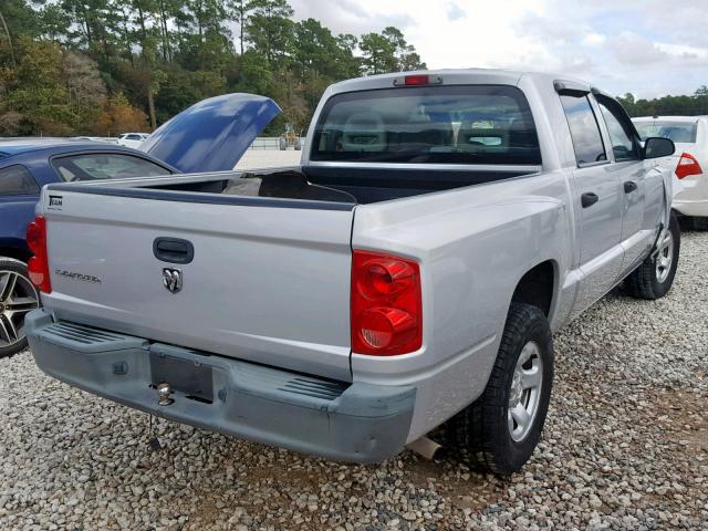 1D7HE28K05S308647 - 2005 DODGE DAKOTA QUA SILVER photo 4