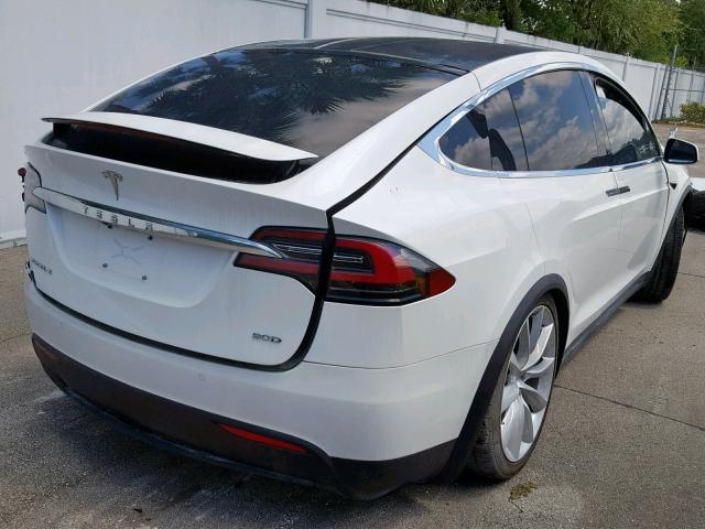 5YJXCBE22HF053789 - 2017 TESLA MODEL X WHITE photo 4