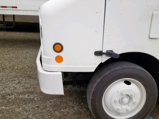 4UZAANBW51CH86599 - 2001 FREIGHTLINER CHASSIS M WHITE photo 9