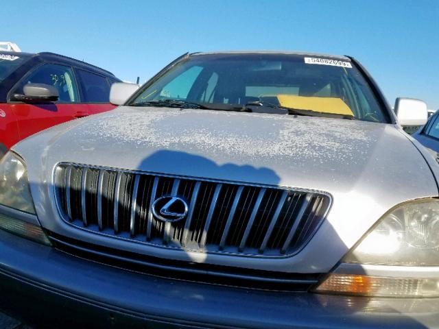 JT6HF10U7X0032374 - 1999 LEXUS RX 300 SILVER photo 9