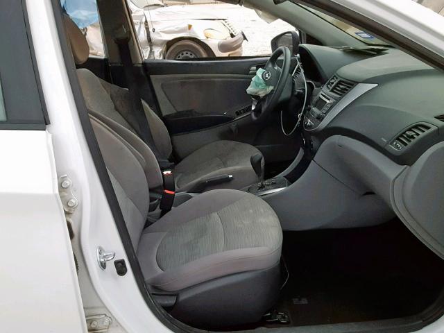 KMHCT4AEXHU212653 - 2017 HYUNDAI ACCENT SE WHITE photo 5