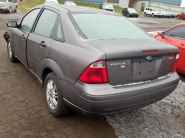 1FAFP34N06W124763 - 2006 FORD FOCUS ZX4 GRAY photo 3