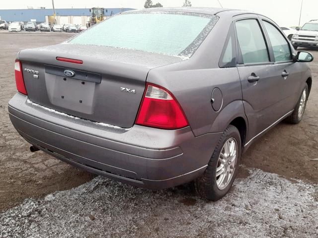 1FAFP34N06W124763 - 2006 FORD FOCUS ZX4 GRAY photo 4