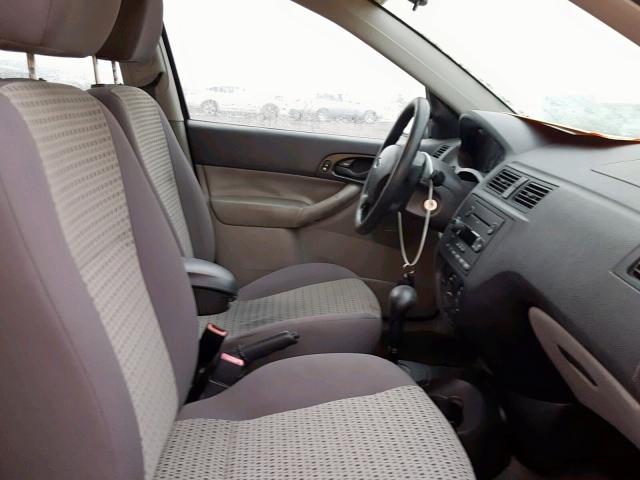 1FAFP34N06W124763 - 2006 FORD FOCUS ZX4 GRAY photo 5