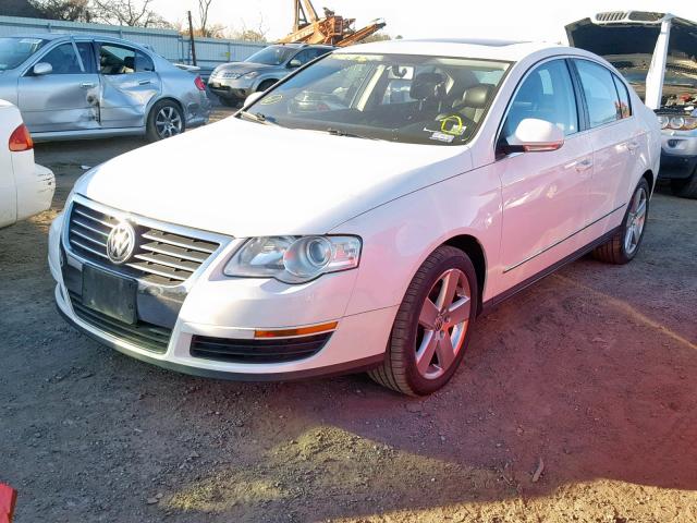 WVWAK73C68E251701 - 2008 VOLKSWAGEN PASSAT KOM WHITE photo 2